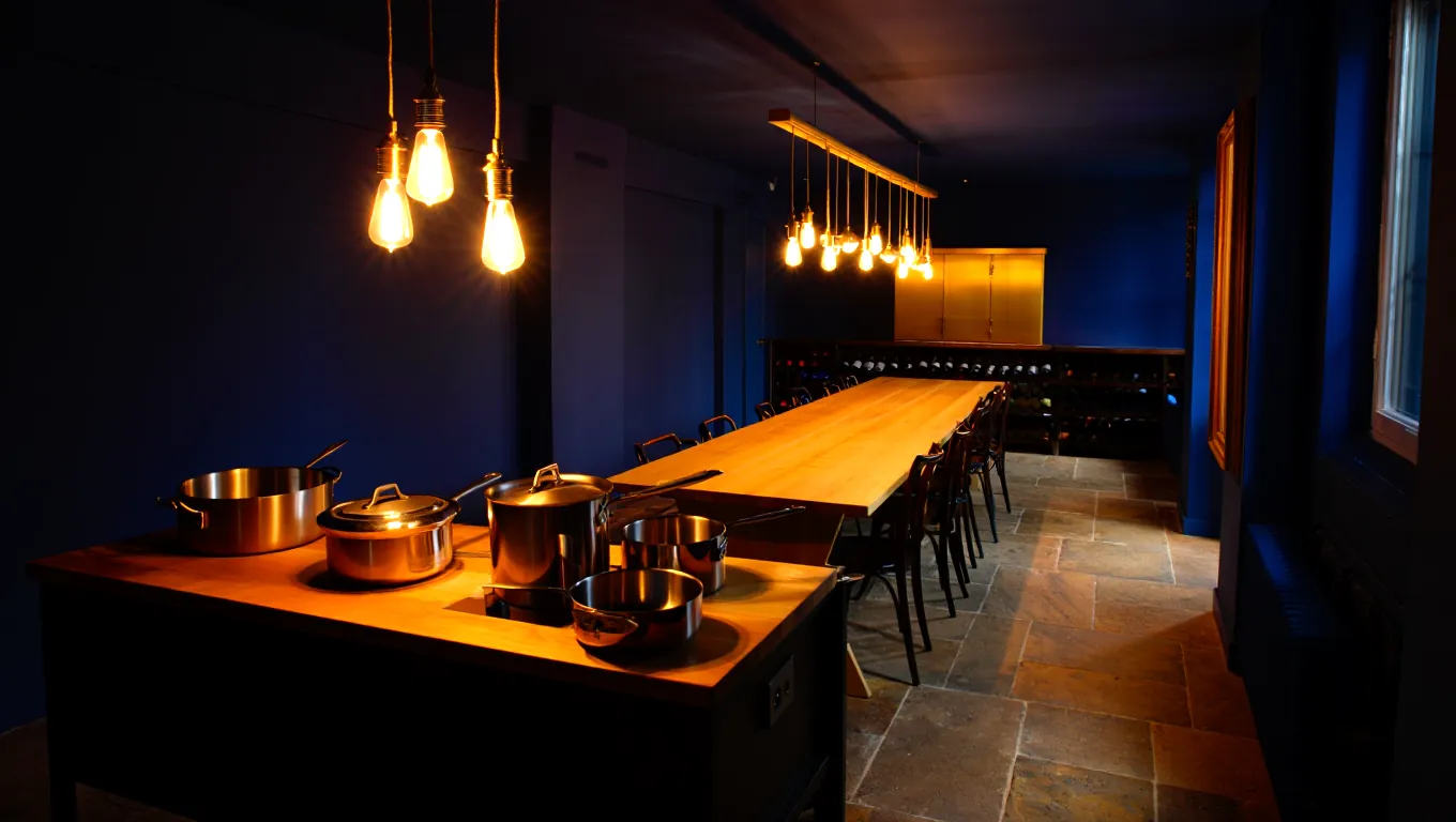 Кухня-студия MaxVel Kitchen в тёплом вечернем свете